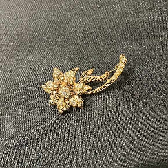Vintage flower pin - Picture 2 of 7